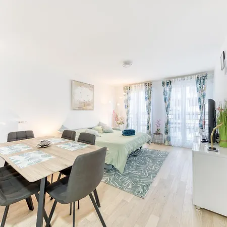 New Luxury - Private Underground Parking - M8 & Rer D Appartement