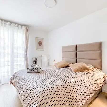 Appartement New Luxury - Private Underground Parking - M8 & Rer D