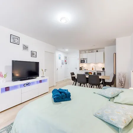 Apartment New Luxury - Private Underground Parking - M8 & Rer D *