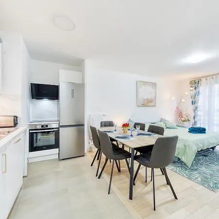 New Luxury - Private Underground Parking - M8 & Rer D Appartement *