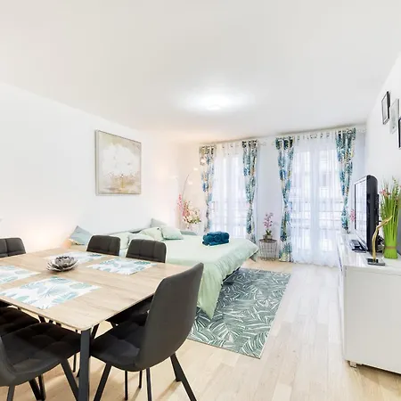 Apartment New Luxury - Private Underground Parking - M8 & Rer D